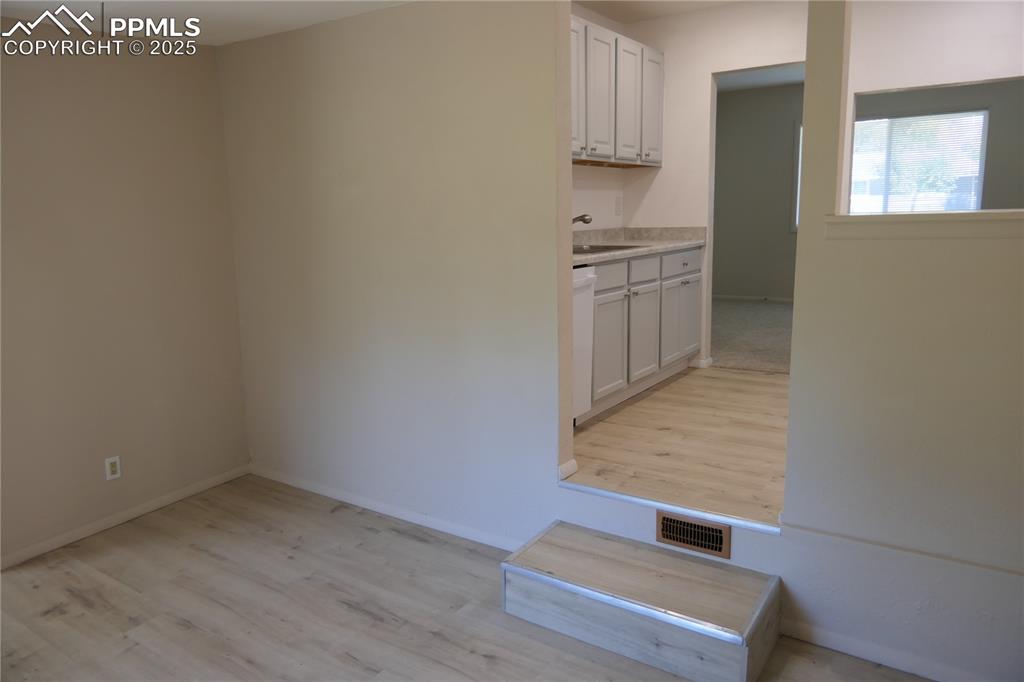 Image 16 of 48: Dining Area