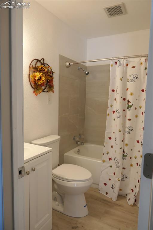 Image 35 of 48: Hall Bathroom