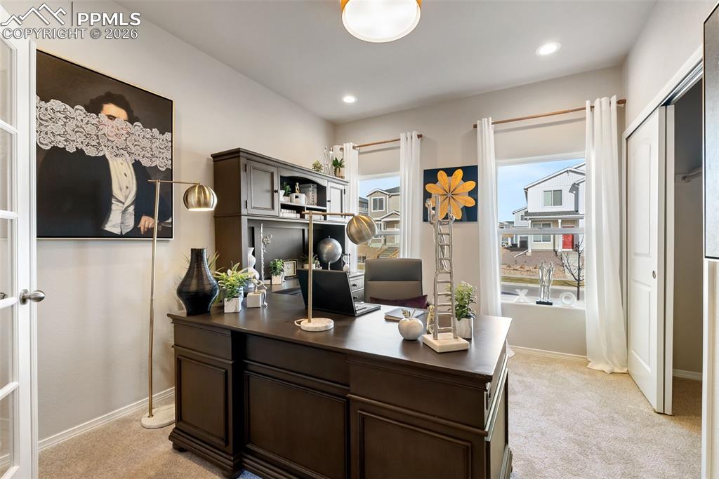 Image 19 of 47: Office