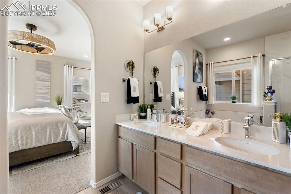 Image 29 of 47: Bathroom