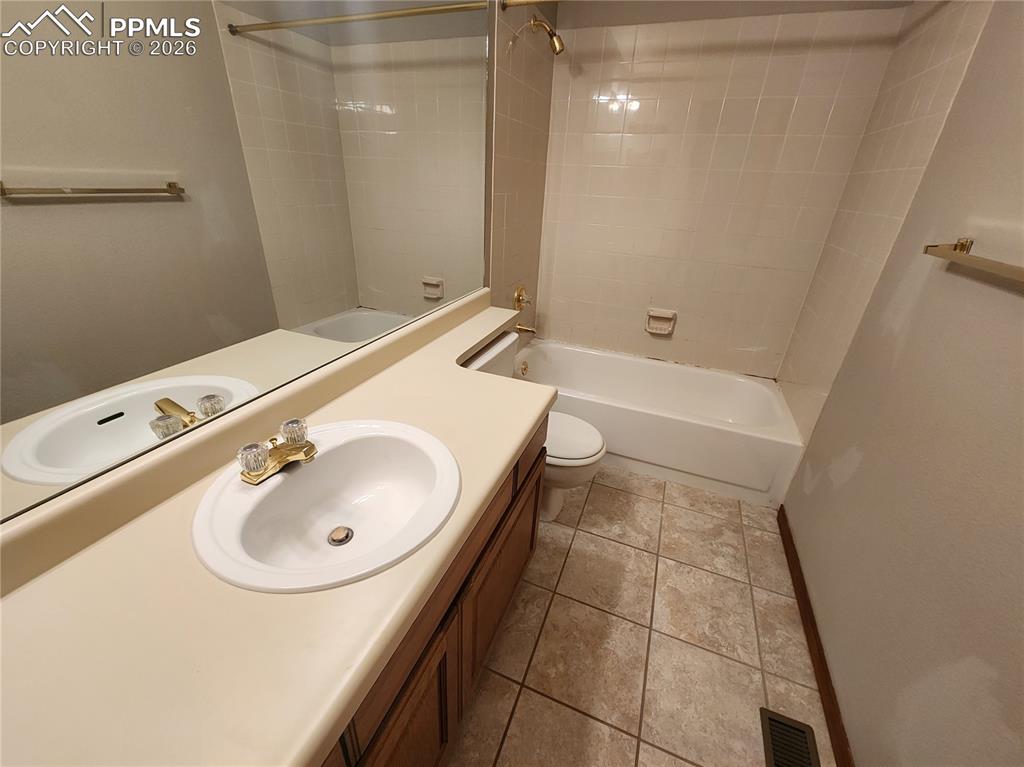 Image 16 of 20: Bathroom