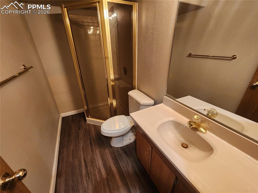 Image 17 of 20: Bedroom