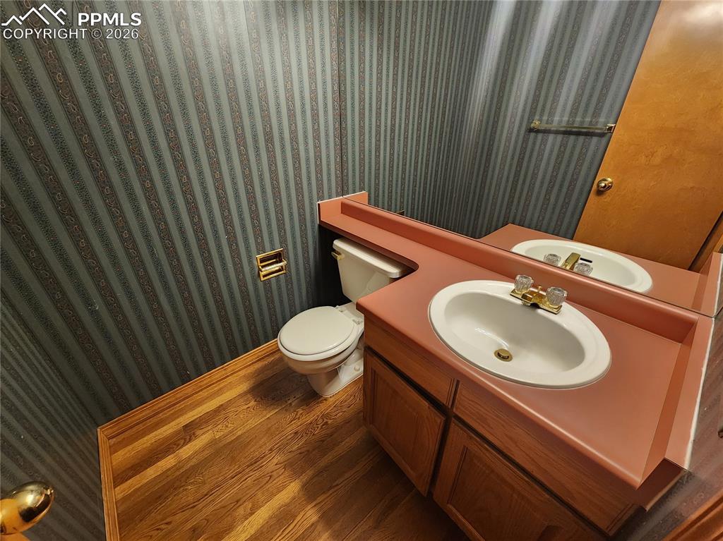 Image 18 of 20: Bedroom