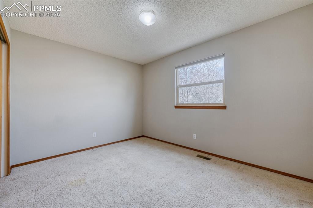 Image 25 of 31: Bedroom