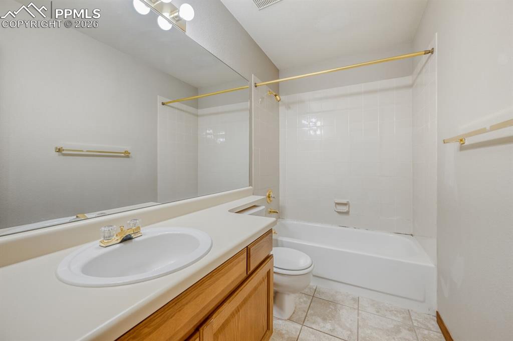 Image 28 of 31: Bedroom