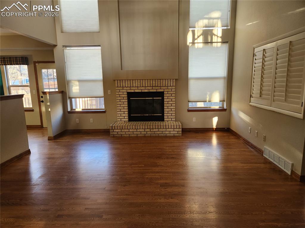 Image 3 of 20: Living Room