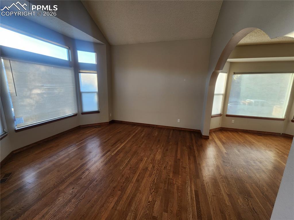 Image 7 of 20: Kitchen