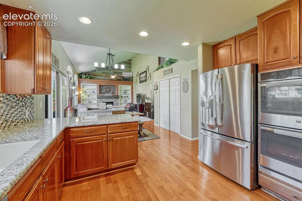 Image 15 of 48: Kitchen