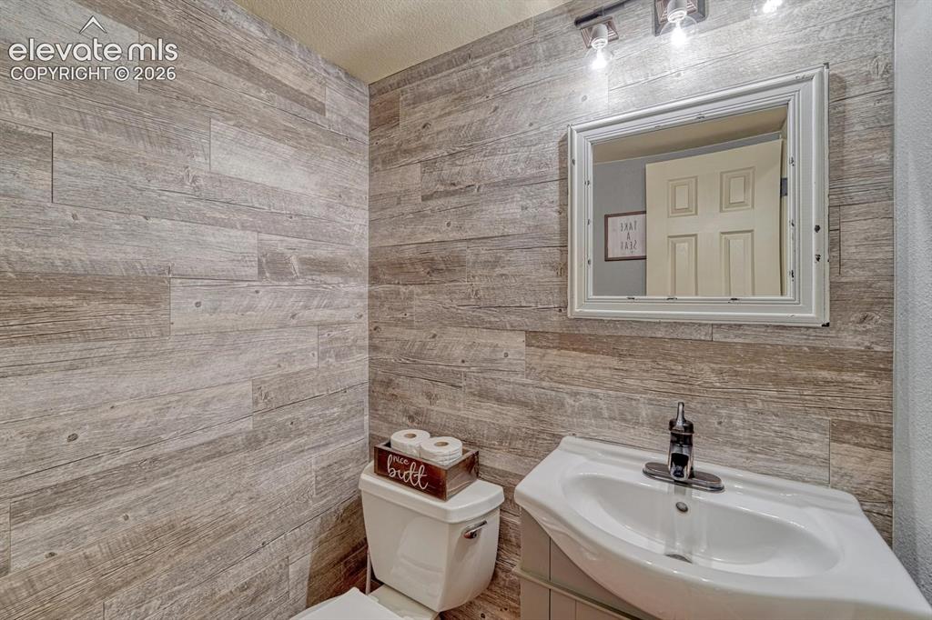 Image 19 of 48: Bathroom
