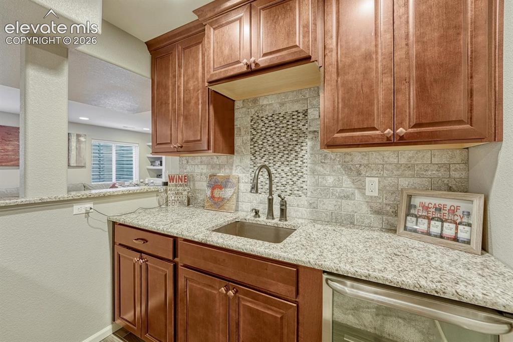 Image 33 of 48: Kitchen