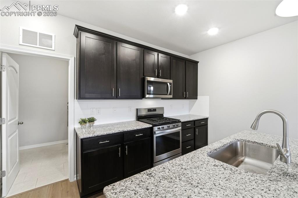 Image 10 of 50: Kitchen