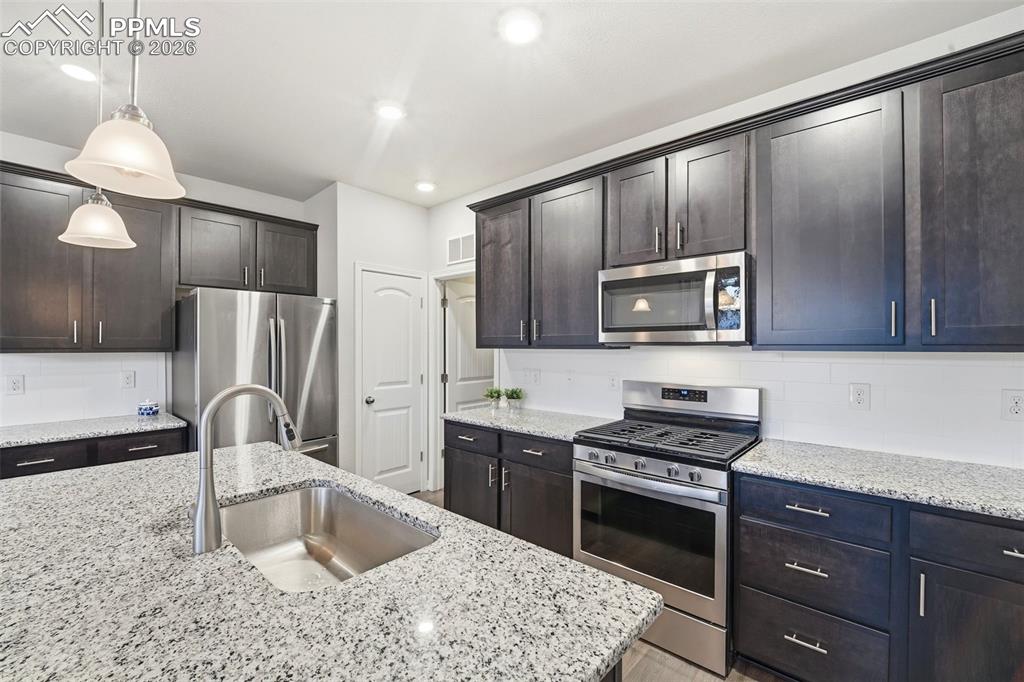 Image 13 of 50: Kitchen