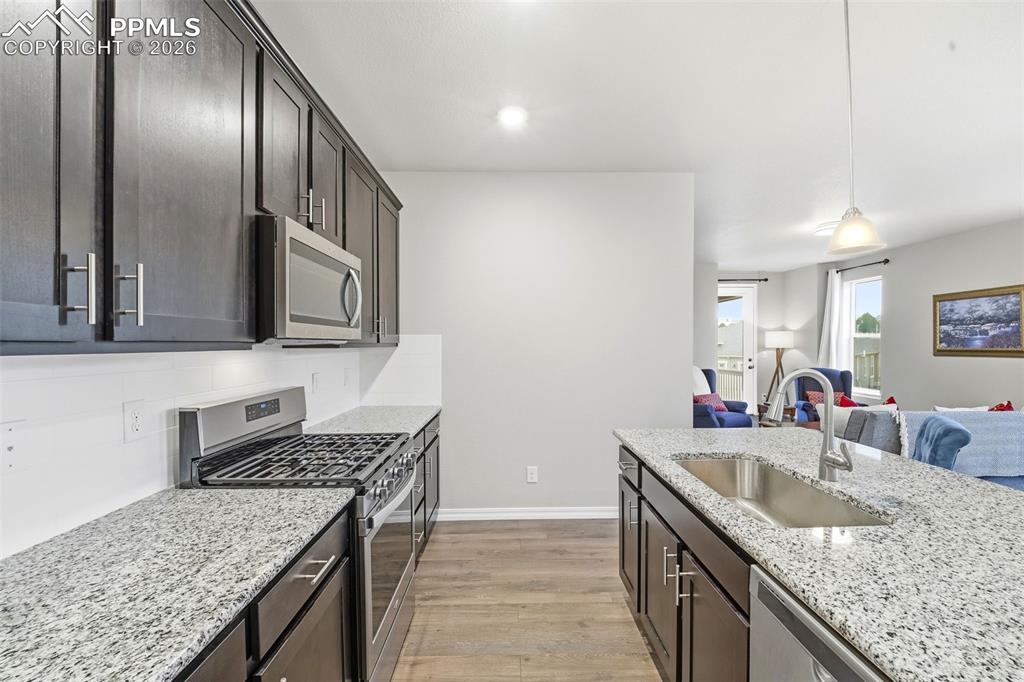 Image 15 of 50: Kitchen