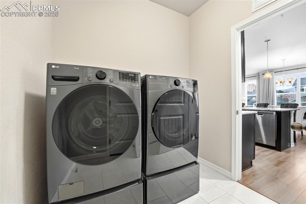 Image 16 of 50: Laundry