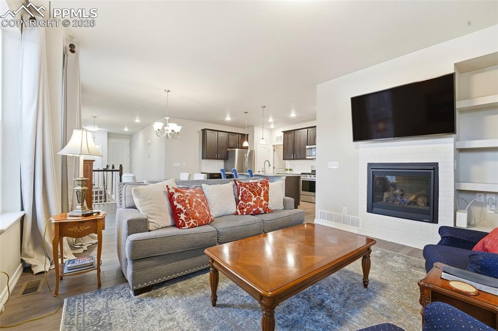 Image 19 of 50: Living Room