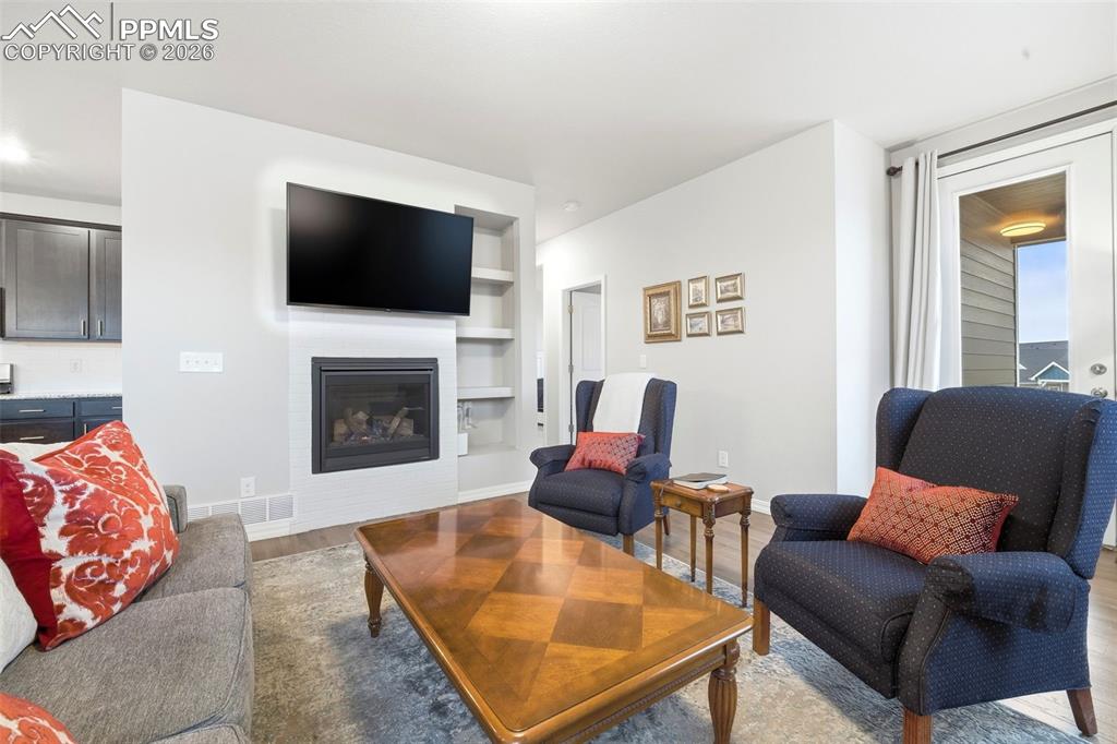 Image 20 of 50: Living Room