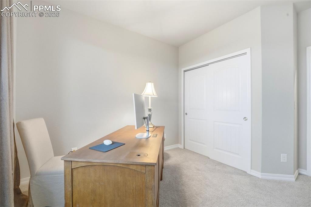 Image 22 of 50: Office