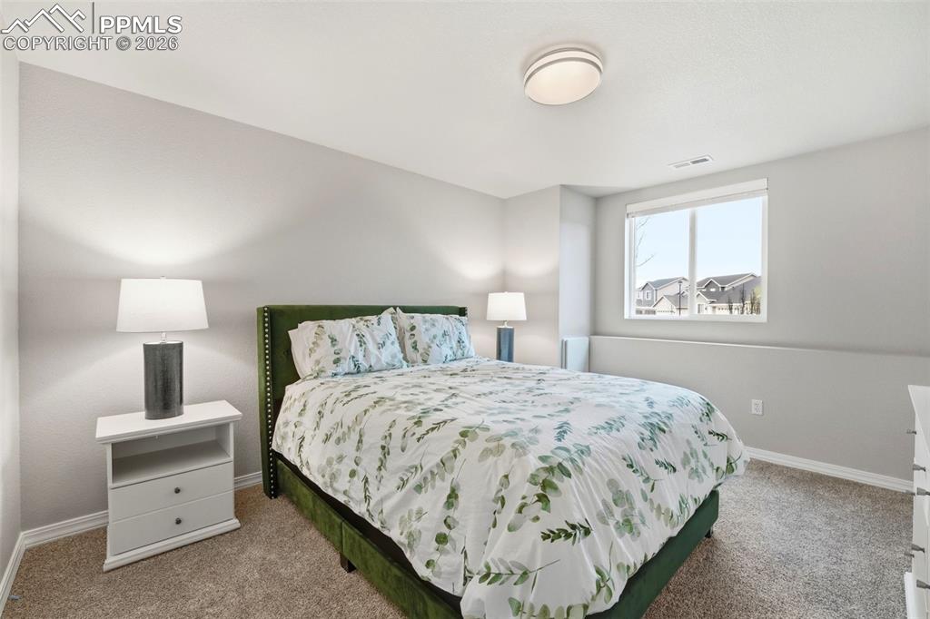 Image 23 of 50: Bedroom