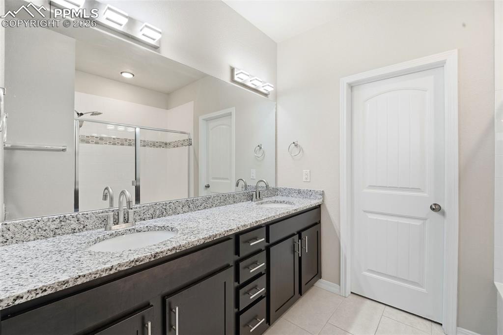 Image 28 of 50: Bathroom