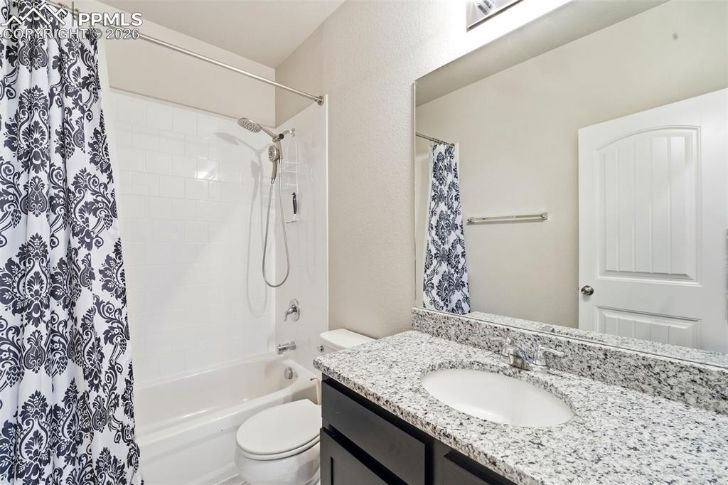 Image 30 of 50: Bathroom