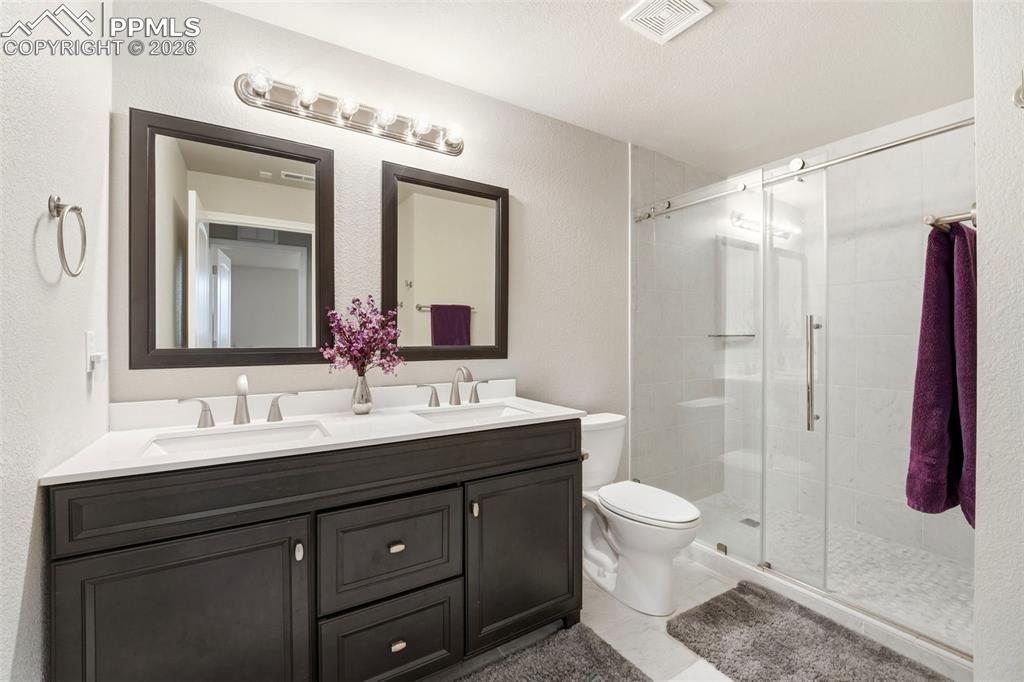 Image 37 of 50: Bathroom