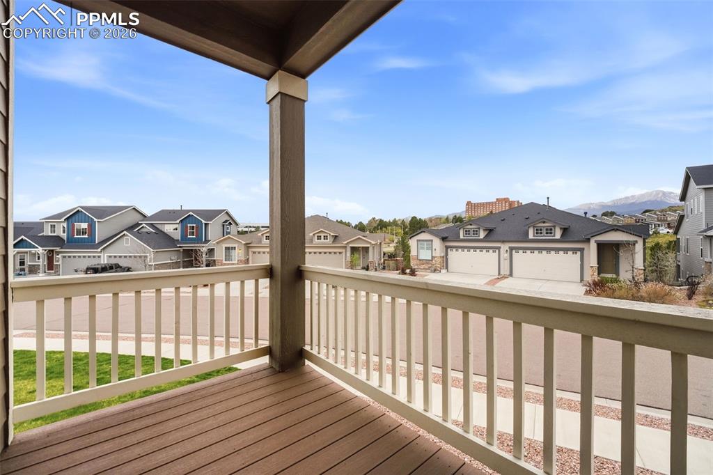 Image 40 of 50: Deck