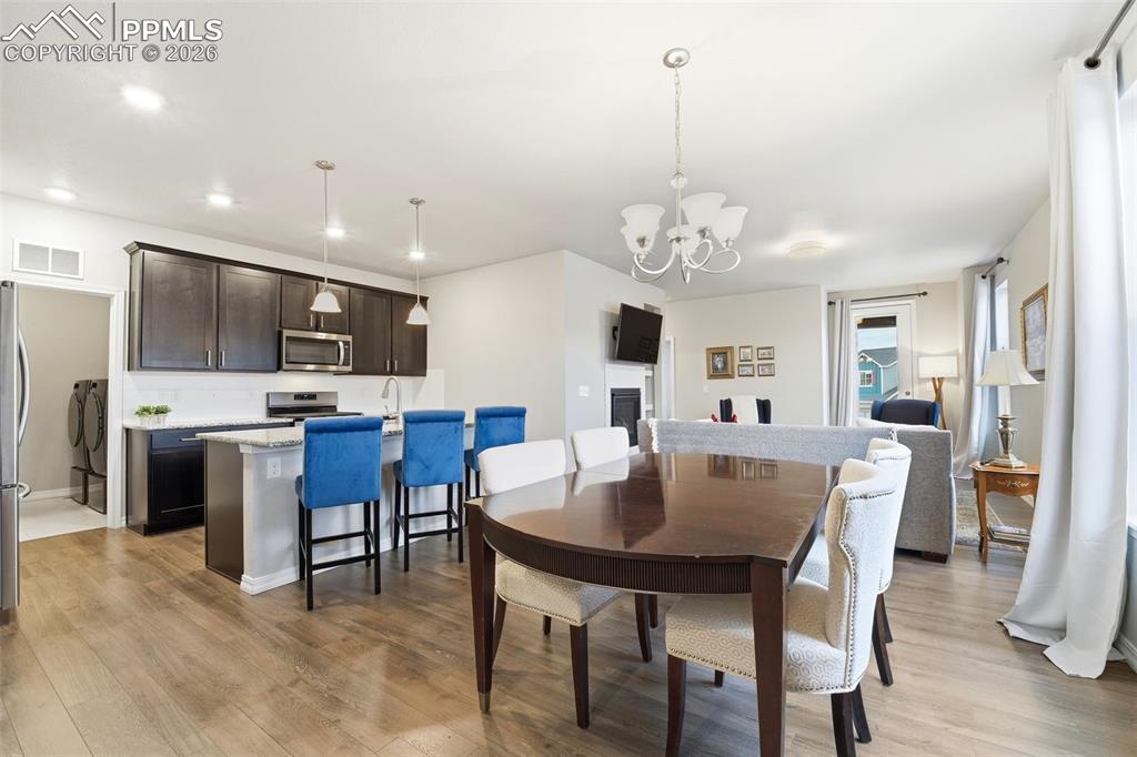 Image 5 of 50: Dining Area