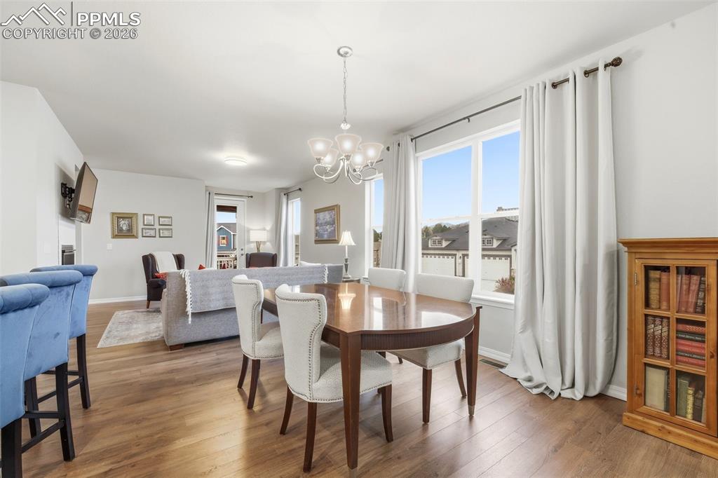 Image 6 of 50: Dining Area