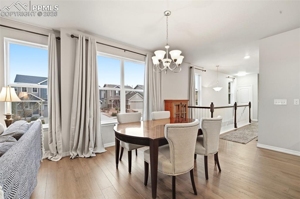 Image 8 of 50: Dining Area