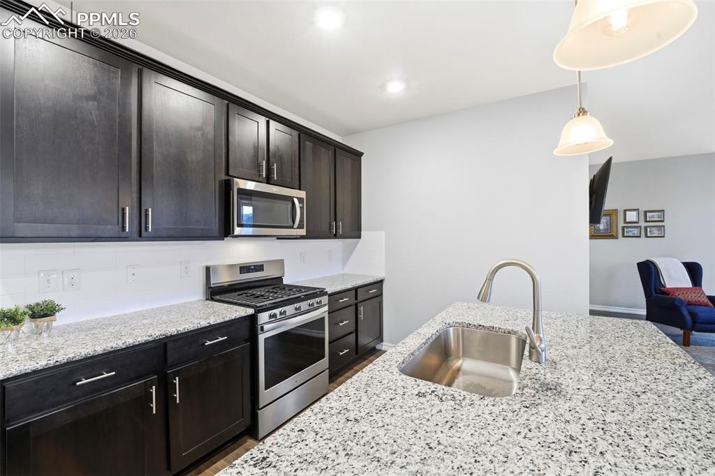 Image 9 of 50: Kitchen