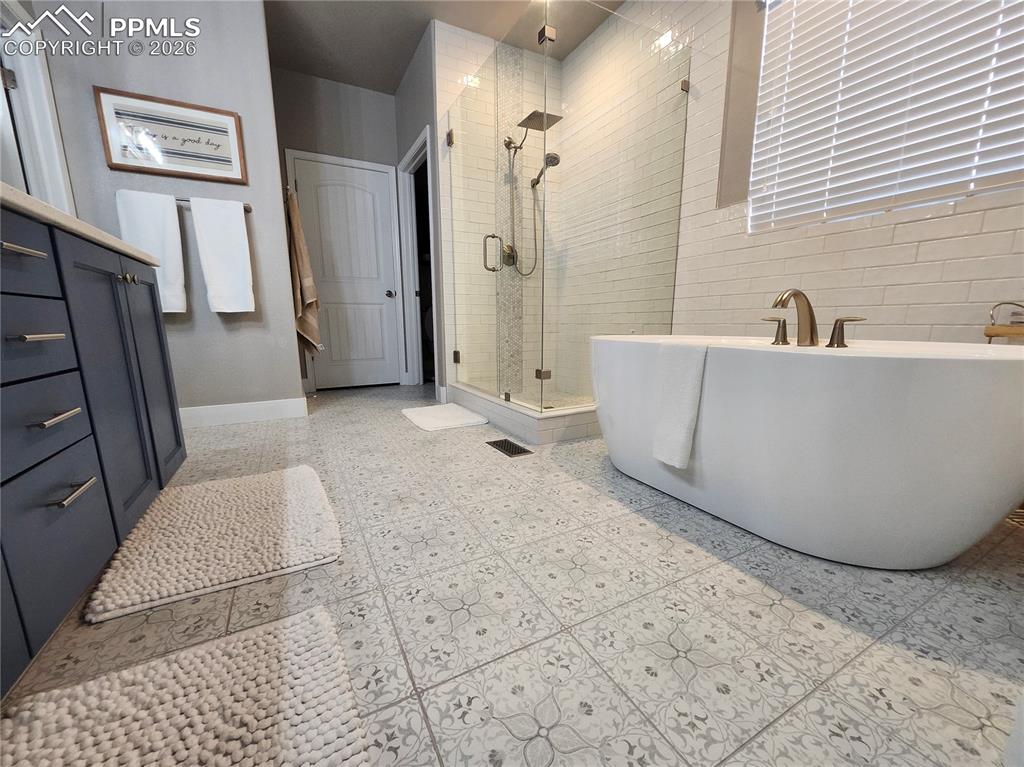 Image 21 of 39: Bathroom