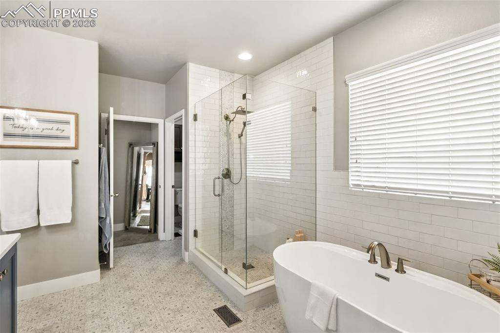 Image 23 of 39: Bathroom