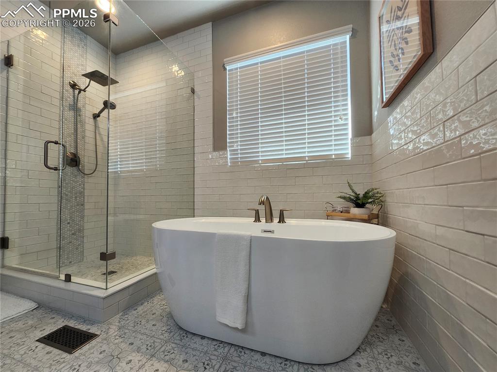 Image 24 of 39: Bathroom