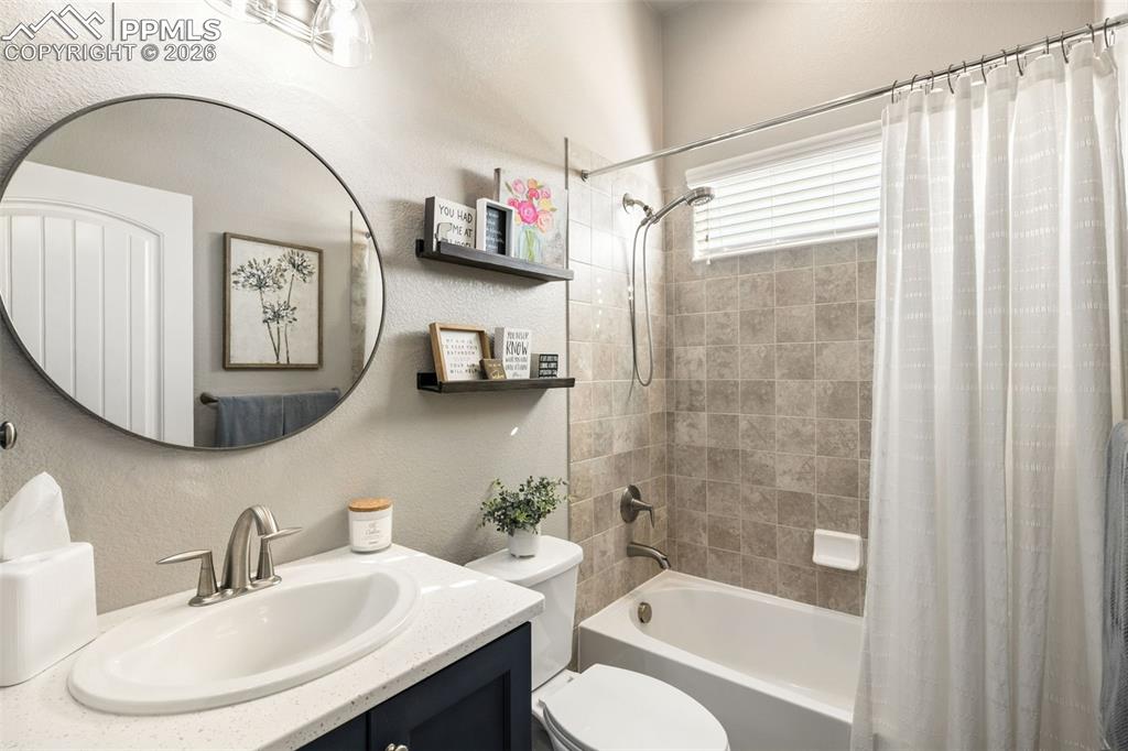 Image 27 of 39: Bathroom