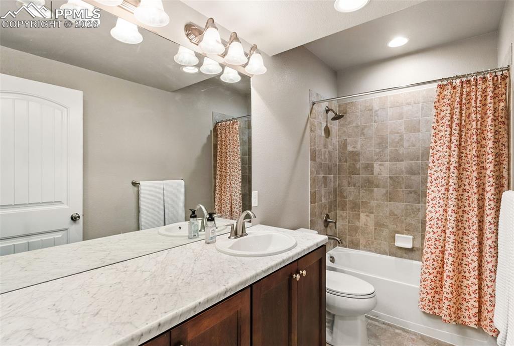 Image 36 of 39: Bathroom