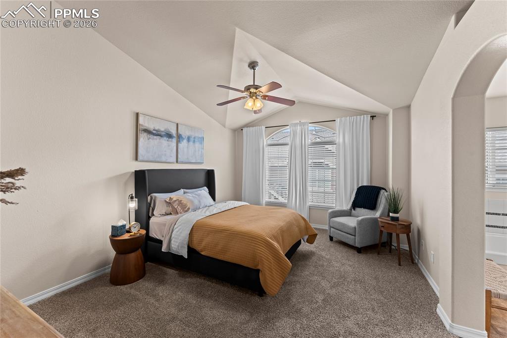 Image 18 of 24: Bedroom