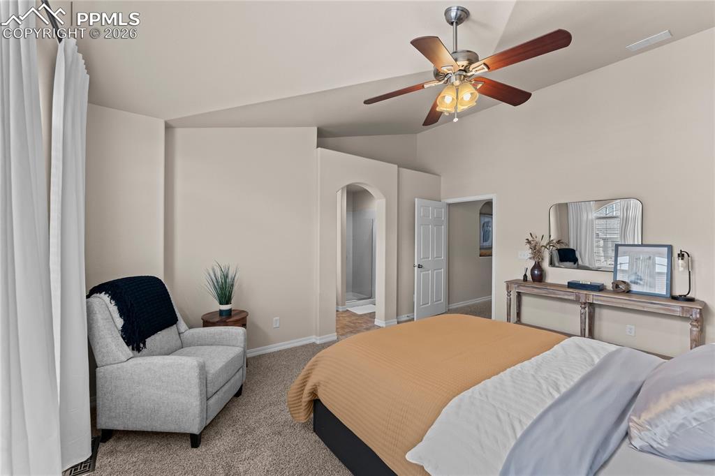 Image 19 of 24: Bedroom