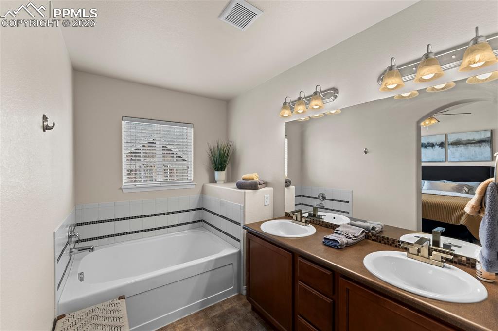 Image 21 of 24: Bathroom