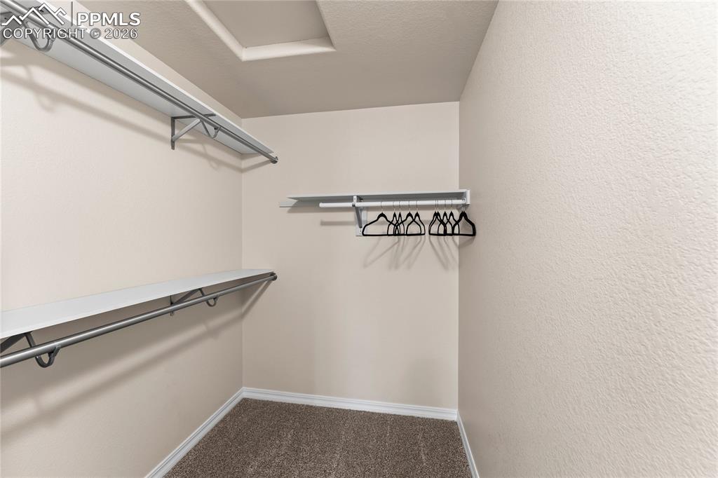 Image 23 of 24: Closet