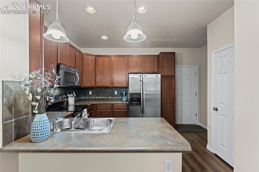 Image 6 of 24: Kitchen