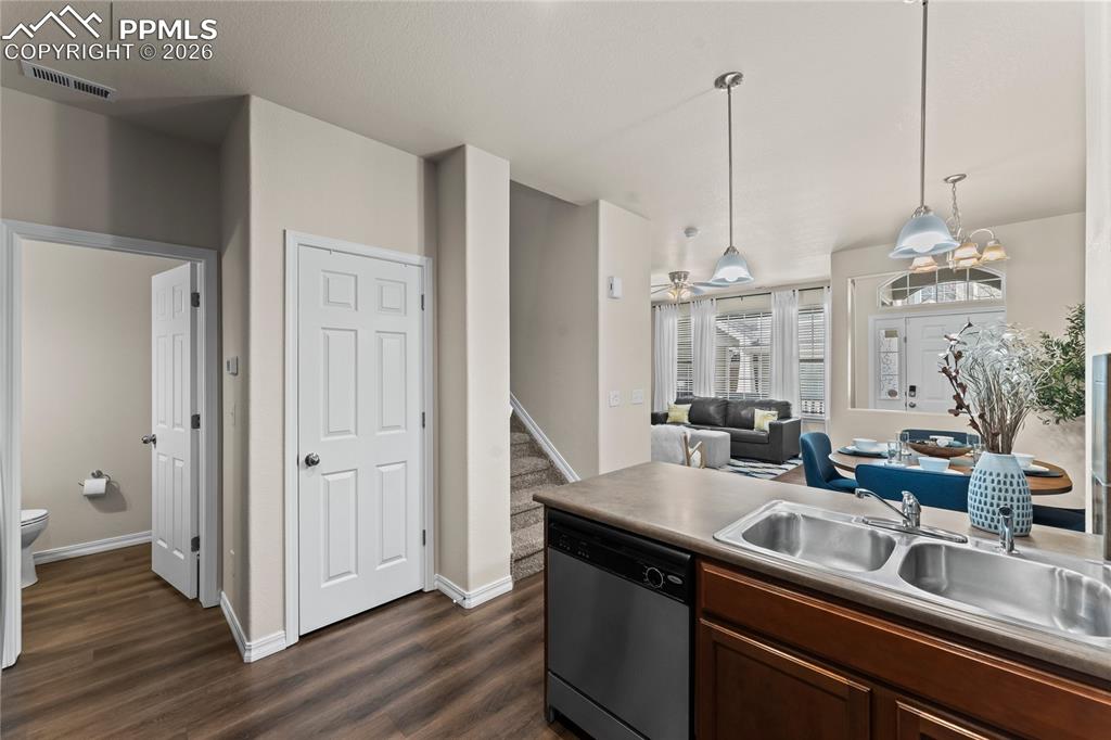 Image 9 of 24: Kitchen