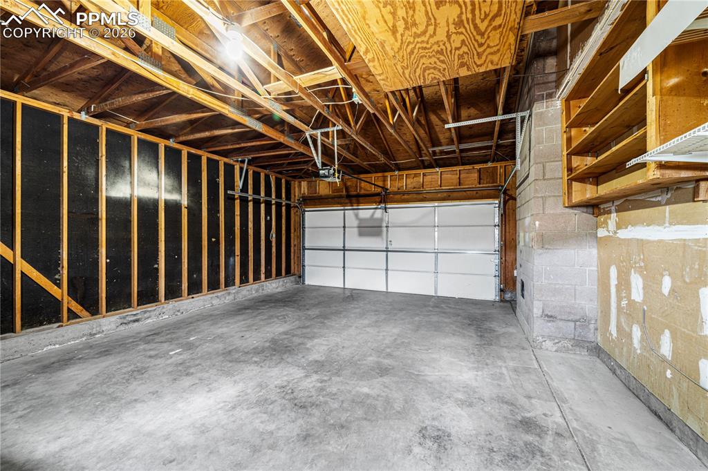 Image 28 of 30: Garage