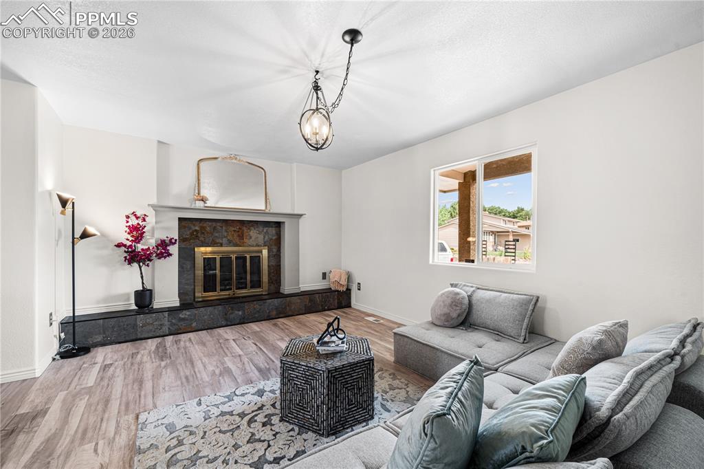 Image 5 of 30: Living Room