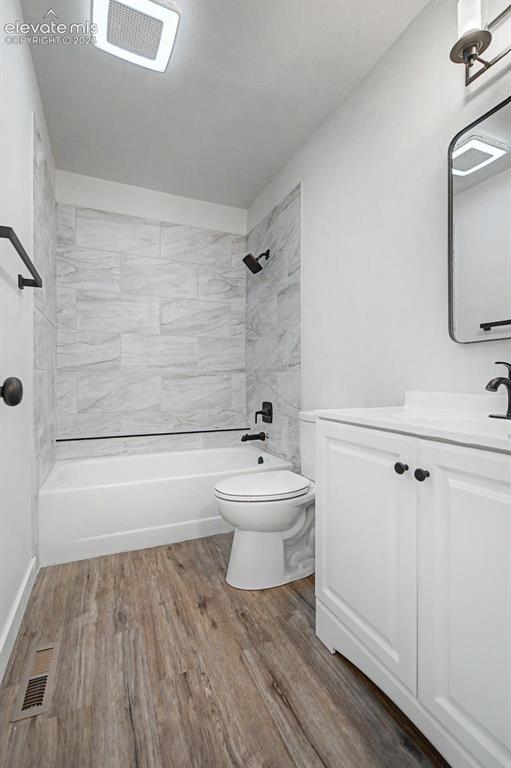 Image 18 of 34: Bathroom