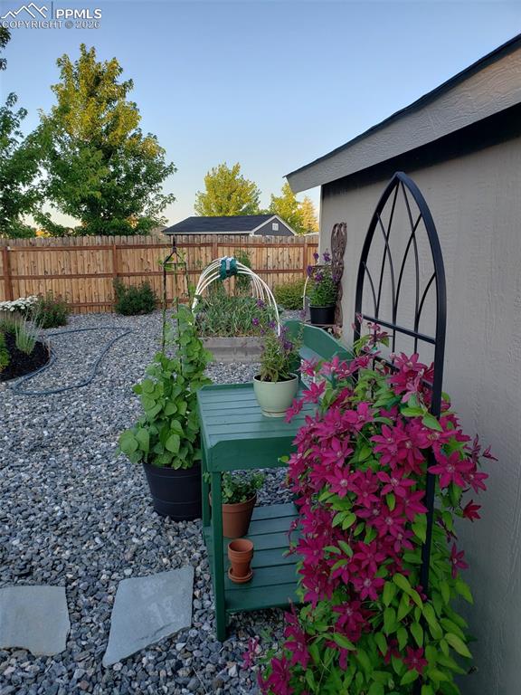 Image 29 of 50: Yard in bloom