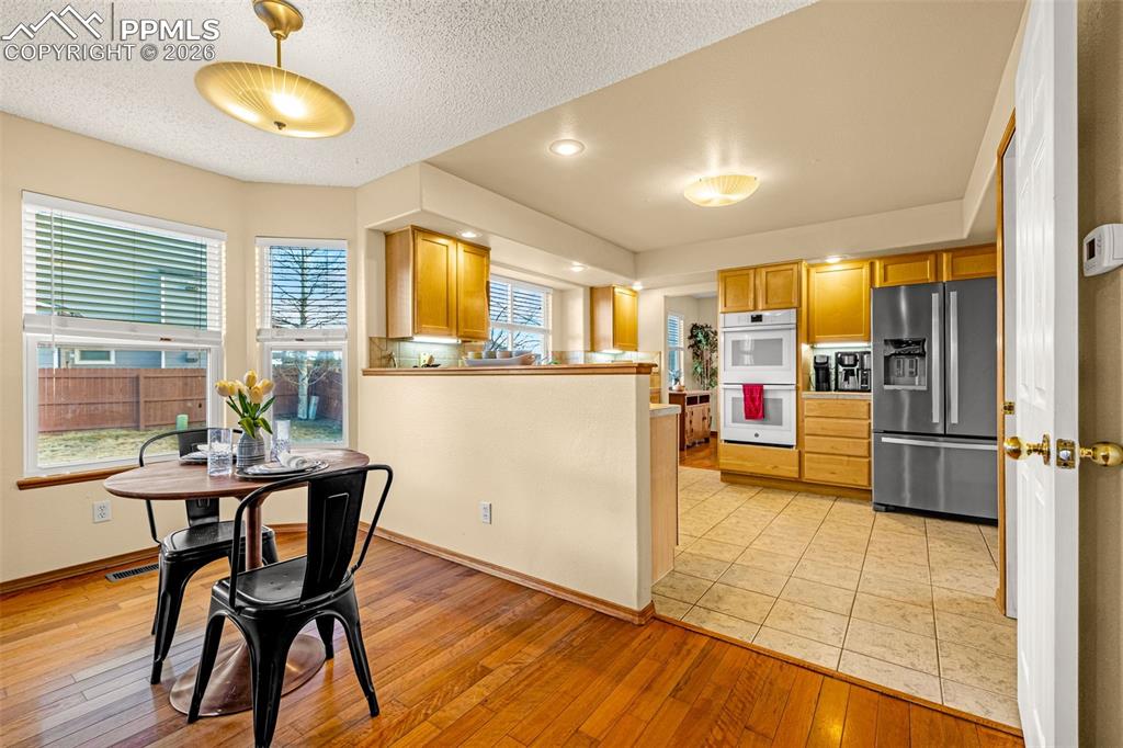 Image 10 of 42: Kitchen