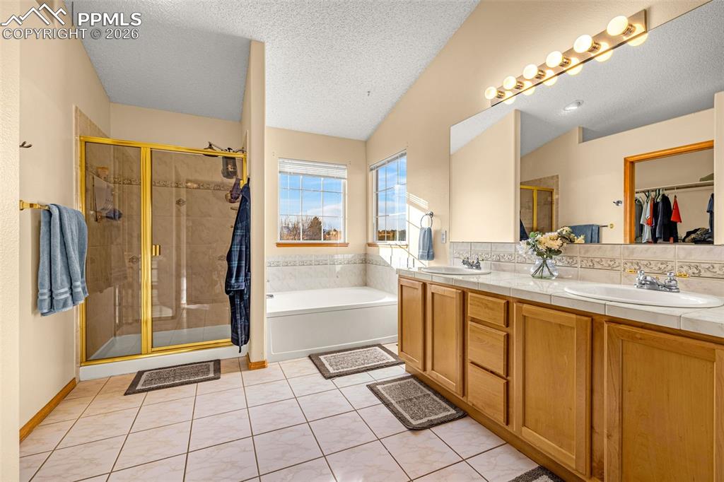 Image 17 of 42: Bathroom