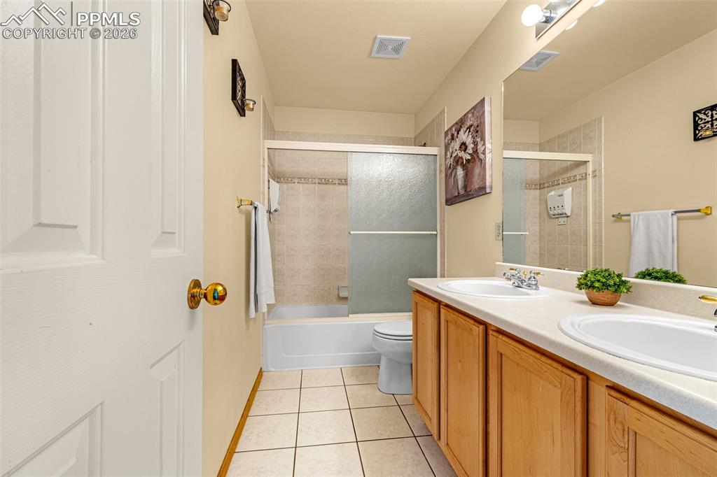 Image 24 of 42: Bathroom