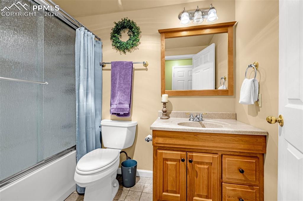 Image 30 of 42: Bathroom