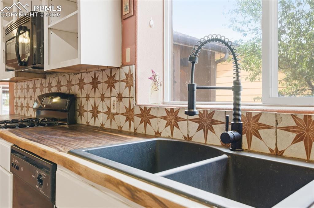 Image 10 of 32: Dining Room